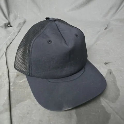 MONTERRAIN GRAVITY PINCH PEAK CAP IN JET BLACK