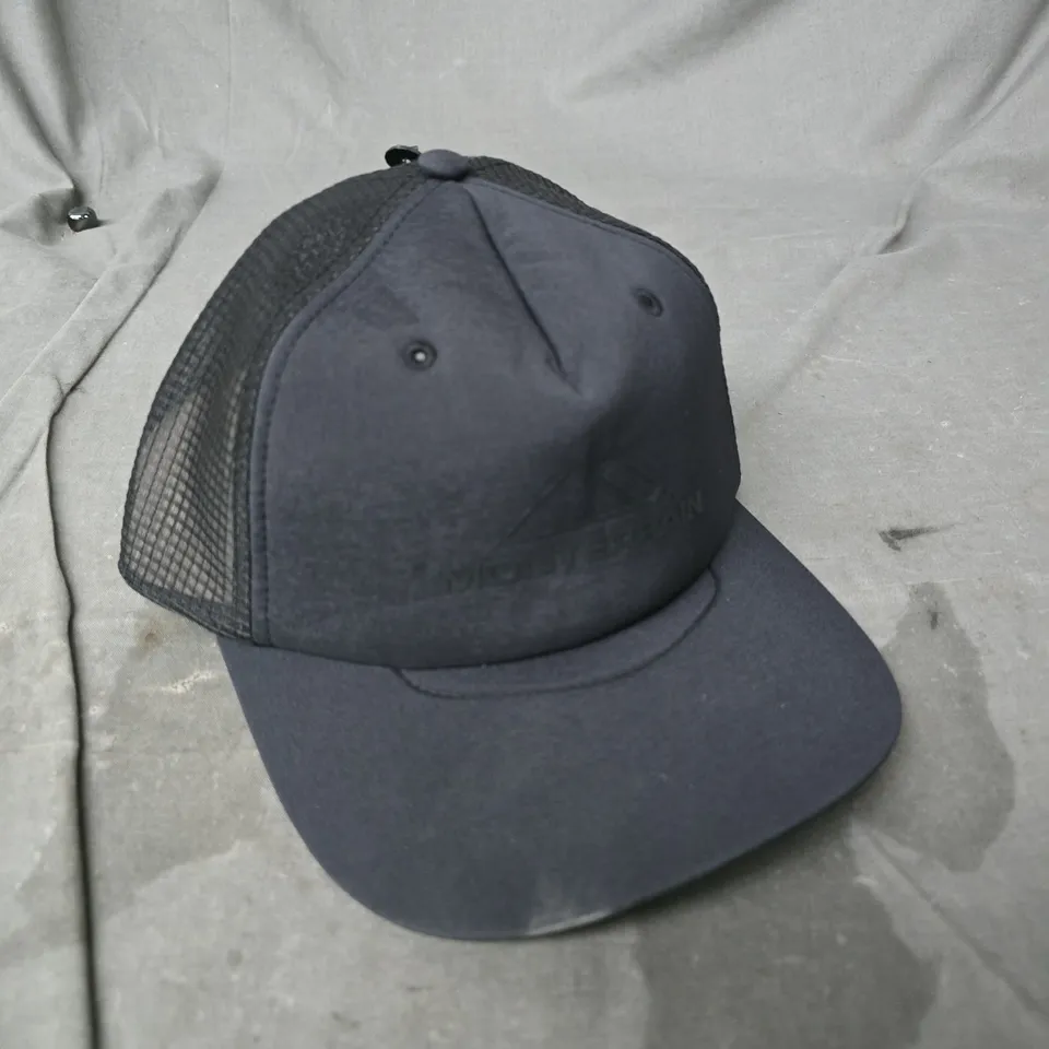MONTERRAIN GRAVITY PINCH PEAK CAP IN JET BLACK