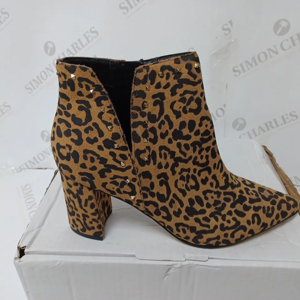 PAIR OF MARC FISHER CLIENT ANKLE BOOTS IN JAGUAR SIZE 7
