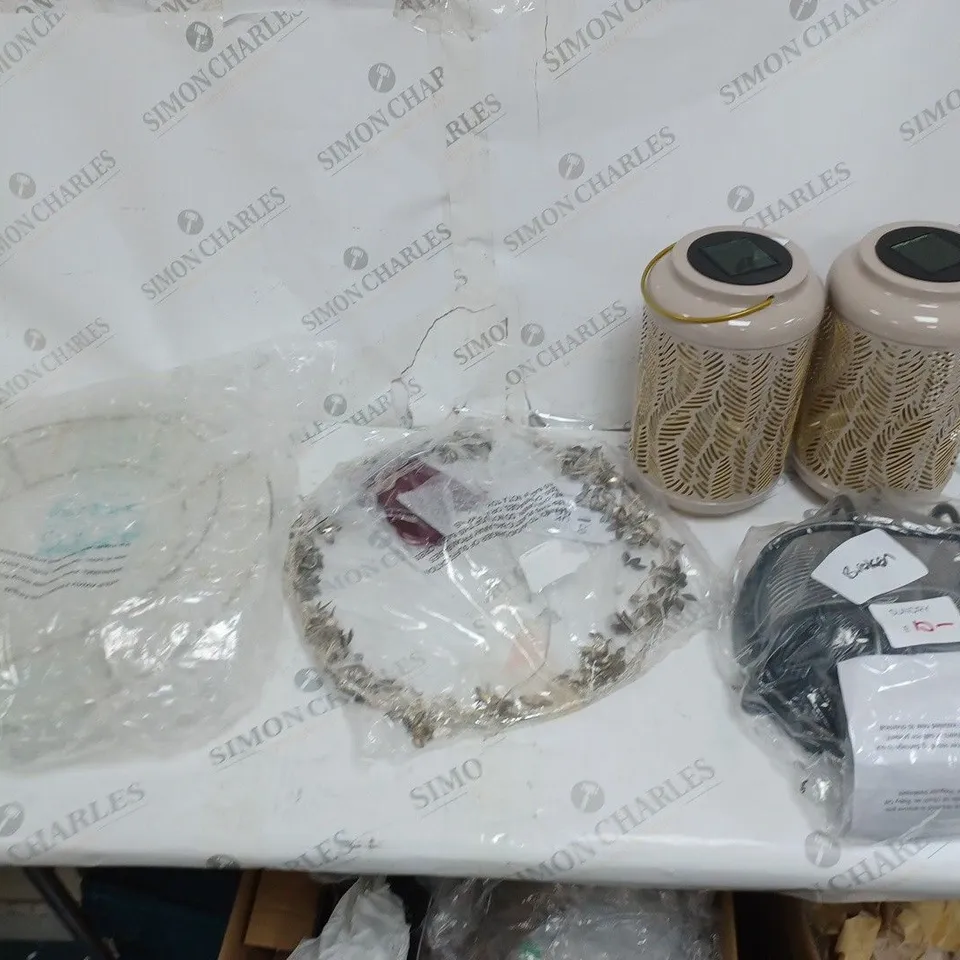 ASSORTED HOUSEHOLD ITEMS TO INCLUDE PRE LIT WREATH, HANGING OUTDOOR LANTERNS, AND OUTDOOR INDUSTRIAL SPOTLIGHT ETC 