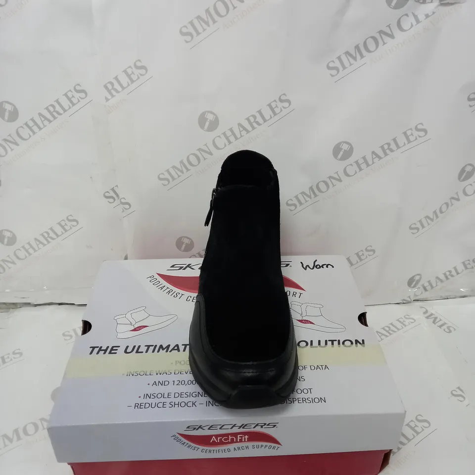 BOXED SKECHERS ARCH FIT SMOOTH ZIP BOOTS, BLACK - SIZE 5.5