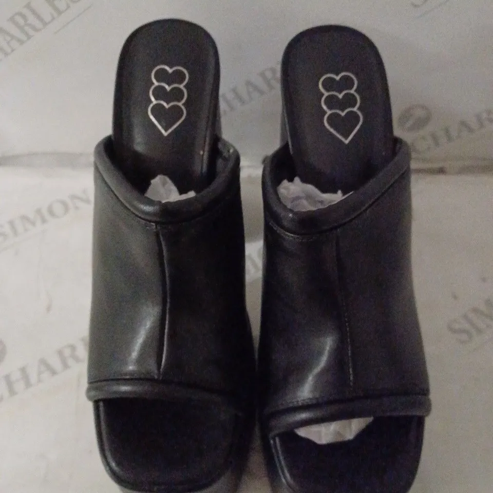 BOXED PAIR OF KOI WOMEN'S BALSA BLACK HEELED MULES SIZE 6