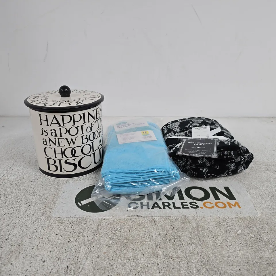 BOX OF APPROXIMATELY 20 ASSORTED HOUSEHOLD ITEMS TO INCLUDE BISCUIT TIN, MICROFIBRE CLEANING CLOTHS, HAND TOWELS ETC