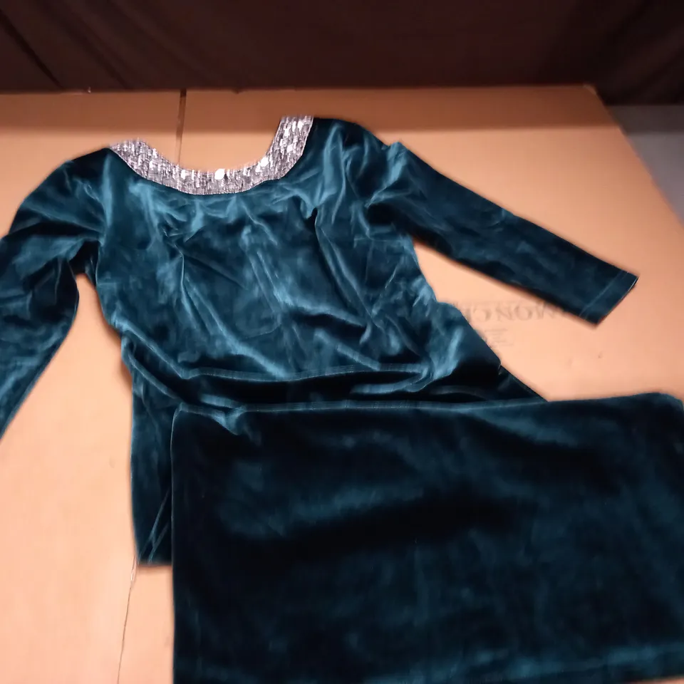 SOSANDAR JEWEL NECK VELVET DRESS IN EMERALD GREEN - 8