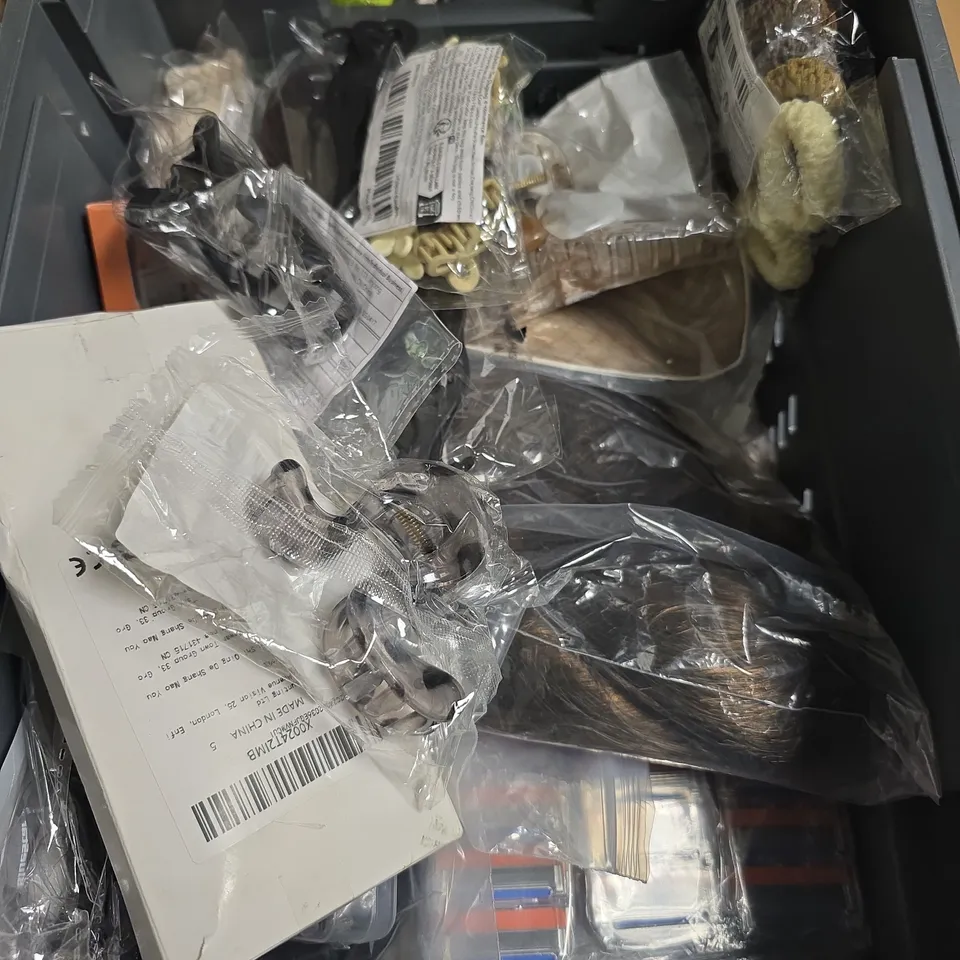 APPROXIMATELY 20 ASSORTED COSMETICS ITEMS TO INCLUDE HAIR CLIPS , NET SPONGE , ETC 