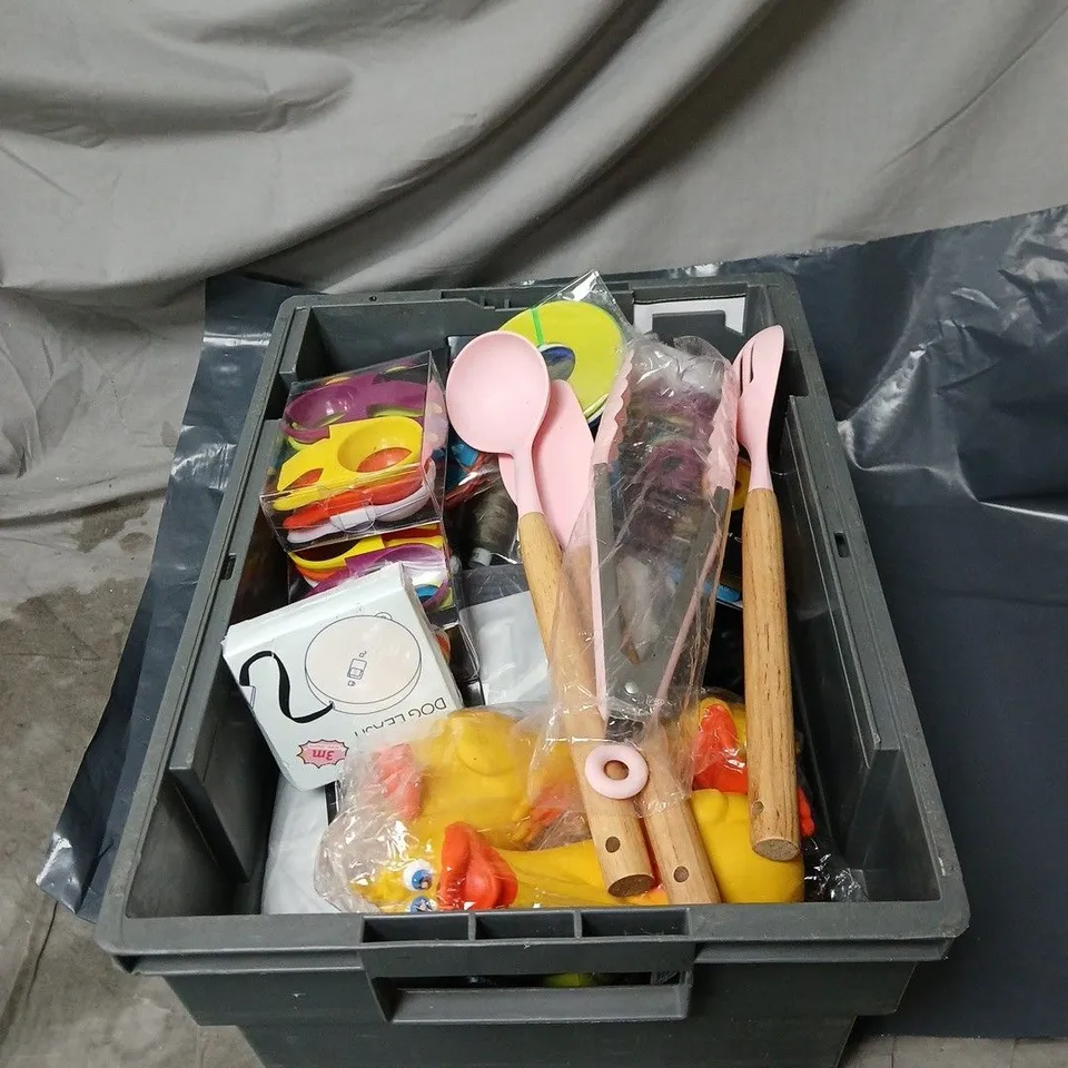 APPROXIMATELY 20 ASSORTED HOUSEHOLD ITEMS TO INCLUDE SQUEAKY TOYS, MINI DOG LEASH, MIXOLOGY PARTY PIECES, KITCHEN AIDS ETC