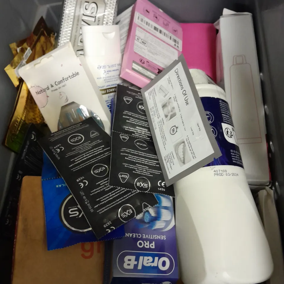 APPROXIMATELY 20 ASSORTED HEALTH & BEAUTY PRODUCTS TO INCLUDE PALMER'S COCOA BUTTER LOTION, THE BODY SHOP BANANA SHAMPOO AND GOLDWELL COLOUR RICH SHAMPOO