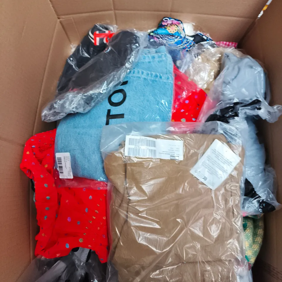 LARGE BOX OF APPROXIMATELY 25 ASSORTED CLOTHING ITEMS IN VARIOUS COLOURS, STYLES AND SIZES - COLLECTION ONLY
