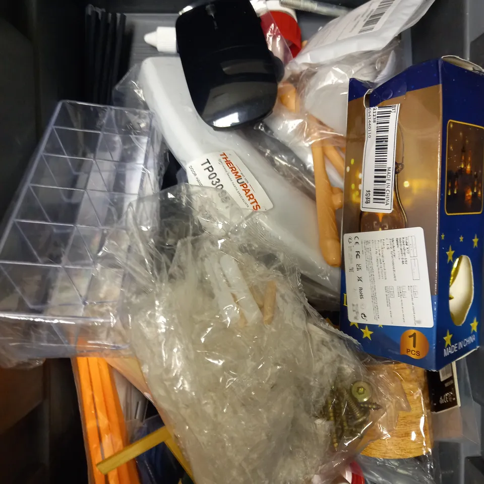BOX OF APPROXIMATELY 15 ASSORTED HOUSEHOLD ITEMS TO INCLUDE FAUCET SPLASH HEAD, LED LANTERN, DISK LENS CLEANER ETC