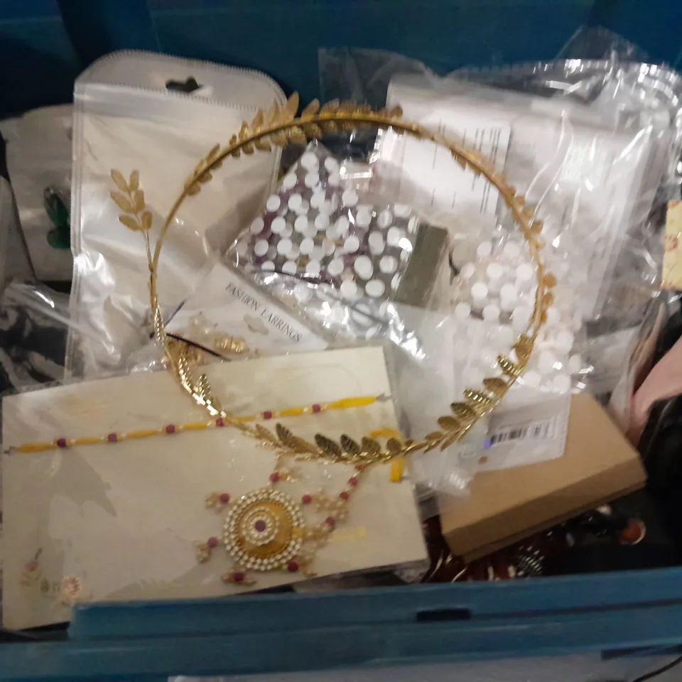 LOT OF ASSORTED JEWELLERY AND WATCH ITEMS