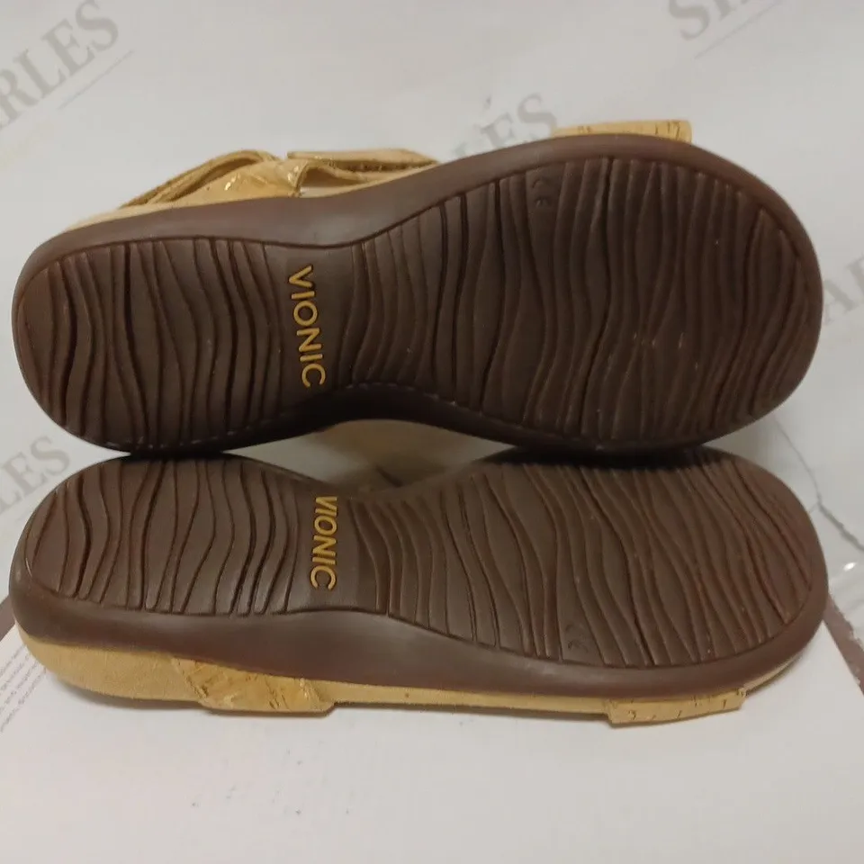 VIONIC REST FARRA LIZARD GOLD CORK SANDALS - SIZE 6