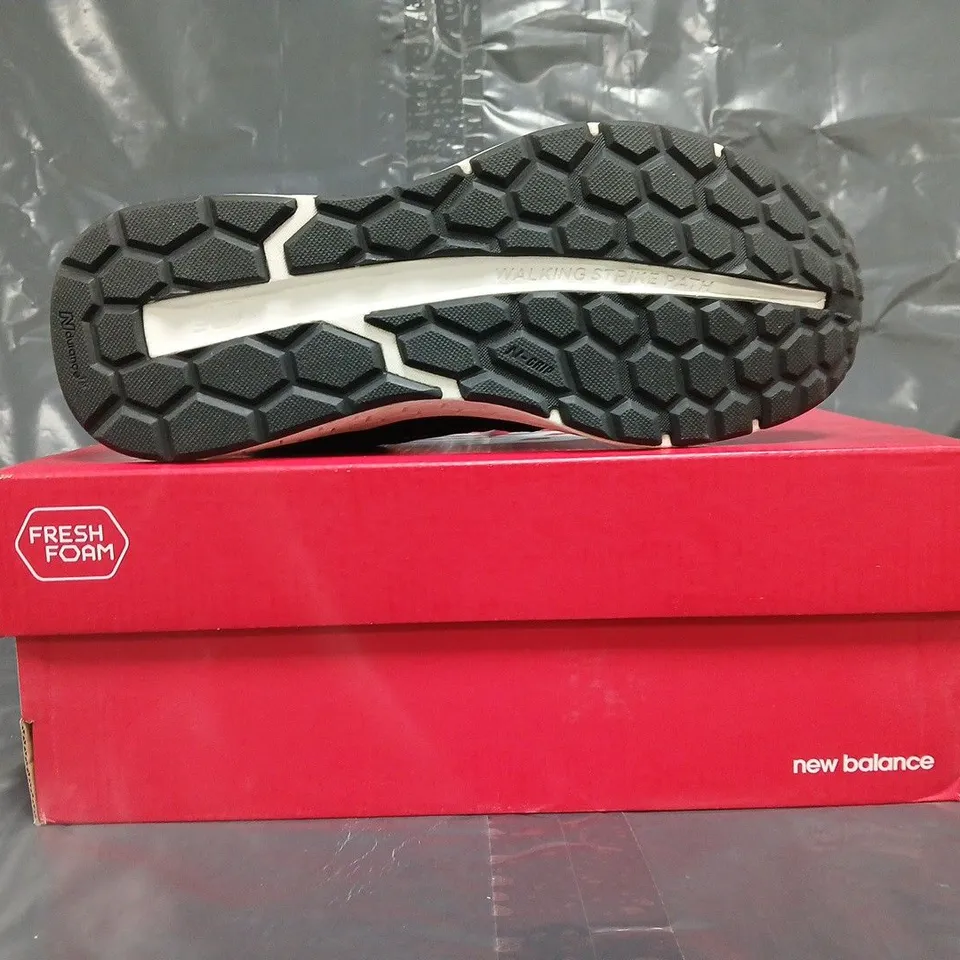 BOXED PAIR OF NEW BALANCE 880 TRAINERS IN BLACK SIZE UK 7.5
