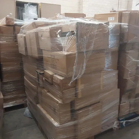PALLET CONTAINING A VERY LARGE QUANTITY OF ASSORTED LIGHTING PRODUCTS
