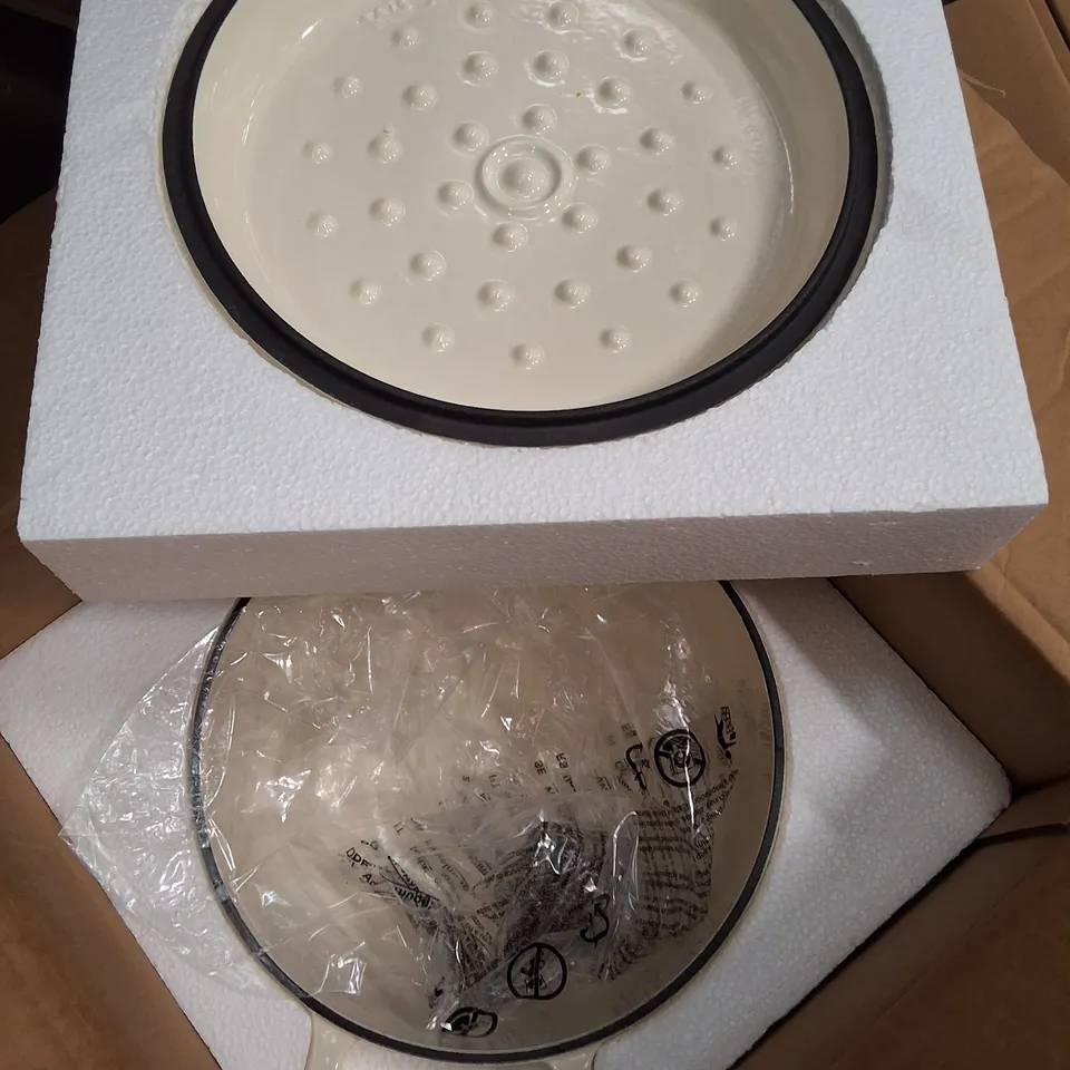 PALLET OF ASSORTED ITEMS TO INCLUDE TRAP CAGE SET, ENAMEL CAST IRON COOKWARE ANS ELECTRIC SPIN MOP