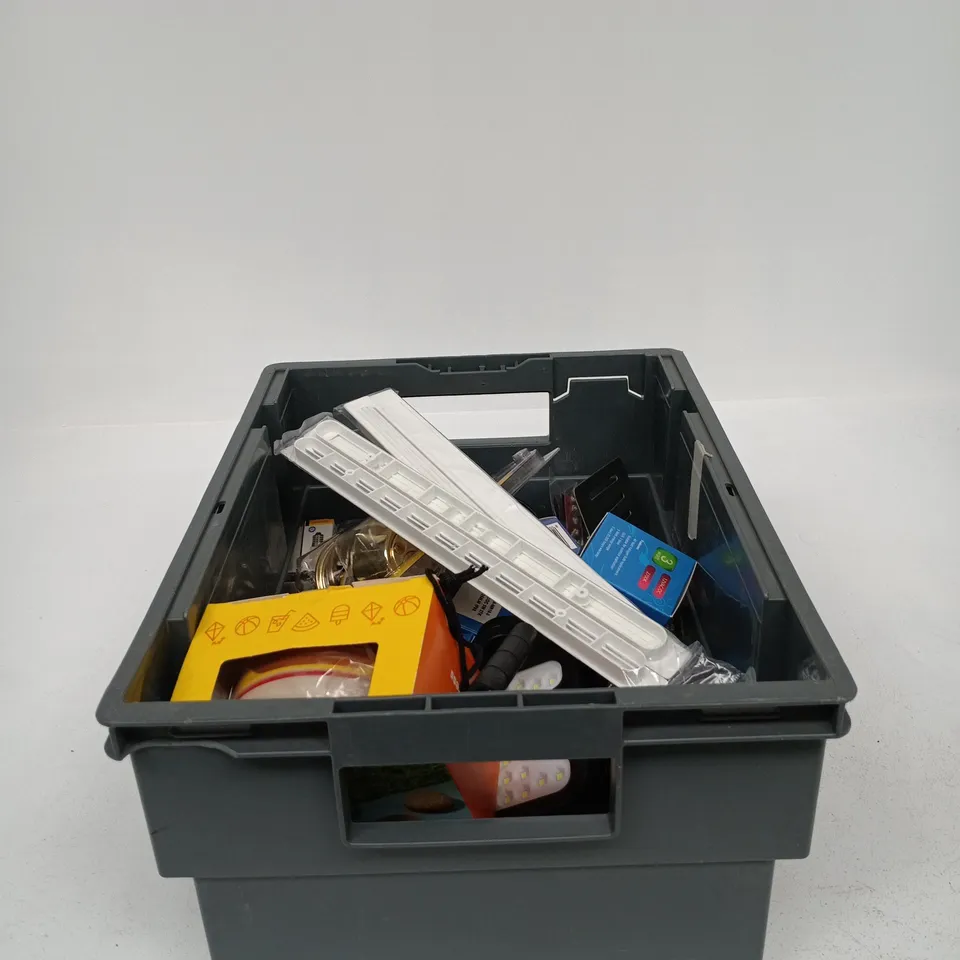 TOTE OF APPROXIMATELY 18 ASSORTED ITEMS TO INCLUDE PROJEX DEADBOLT, 2 IN 1 BURGER PRESS, VARIOUS BULBS ETC