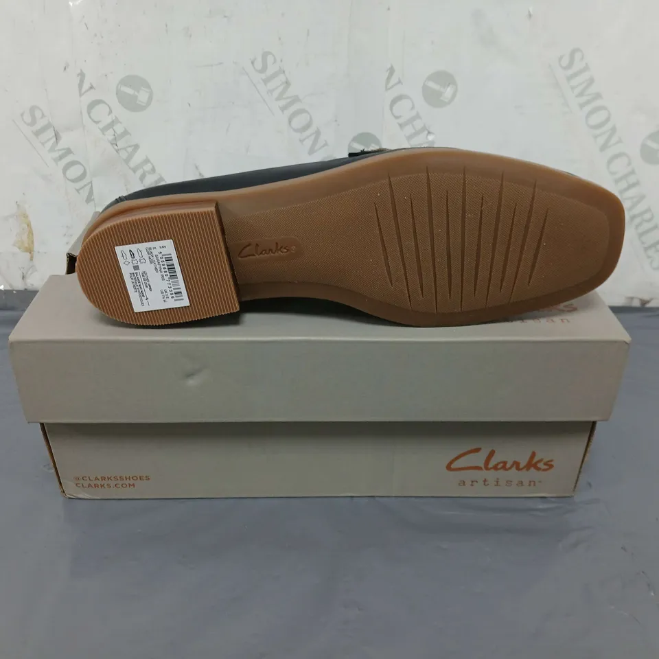 BOXED PAIR OF ARTISAN CLARKS SARAFYNS IRIS SHOES SIZE 5