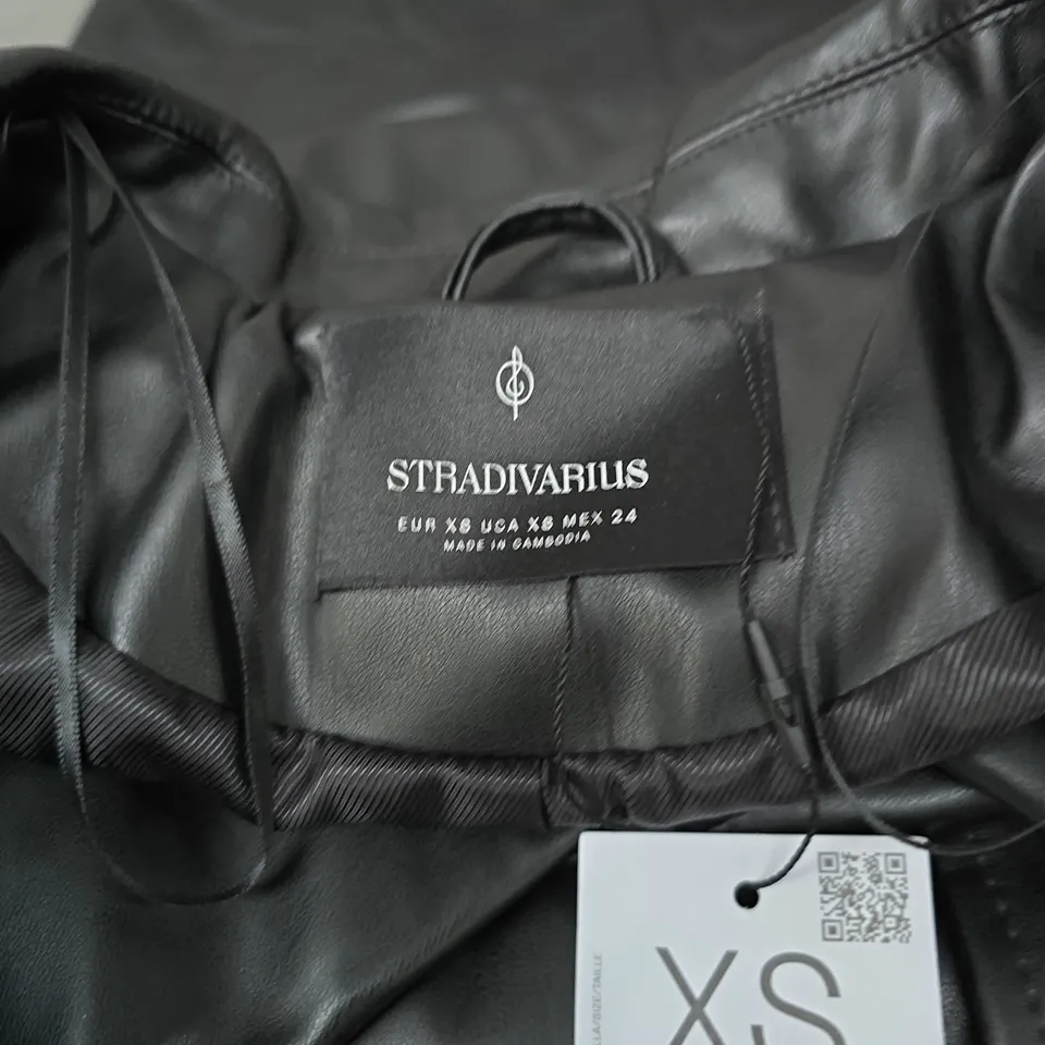 STRADIVARIUS BLACK LEATHER-LOOK BELTED COAT – XS (UK XS)