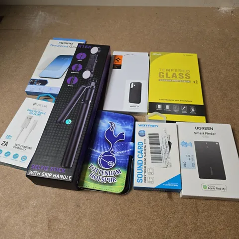 APPROXIMATELY 15 ASSORTED MOBILE PHONE ACCESSORIES TO INCLUDE POWER BANKS, R16K TRIPOD, UGREEN SMART FINDER, ETC