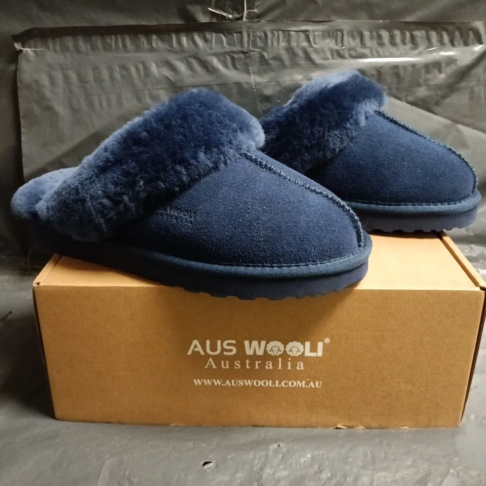 BOXED PAIR OF AUS WOOLI SYDNEY SLIPPERS IN NAVY SIZE UK 6