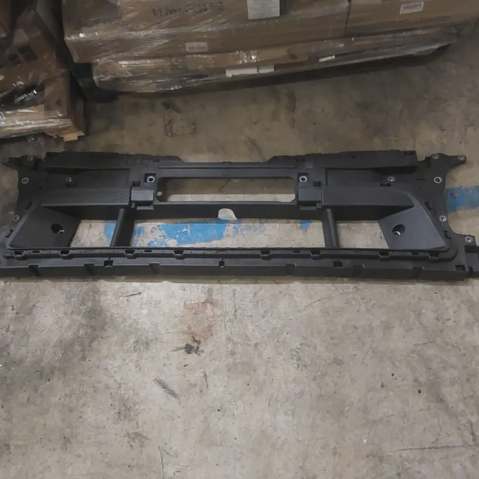 PALLET CONTAINING A LARGE QUANTITY OF ASSORTED CAR PARTS ECT INCLUDING: VEHICLE STEP, FRONT BUMPER CENTRE ECT
