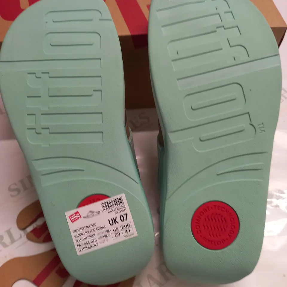 BOXED PAIR OF FITFLOPS WALKSTAR FINESTRIPE TOE-POST SANDALS IN SEA FOAM GREEN - UK 7