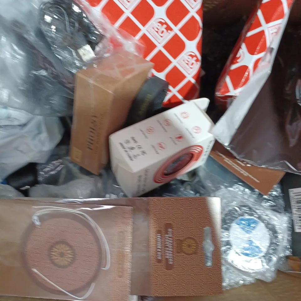 BOX OF APPROXIMATELY 15 ASSORTED CAR AND VEHICLE PARTS AND ACCESSORIES TO INCLUDE TECHNAXX UNIVERSAL MOBILE & AUTO ALARM TX-100, 11 PIECE DELUXE TIRE REPAIR KIT, R2180 WING NUT, ETC