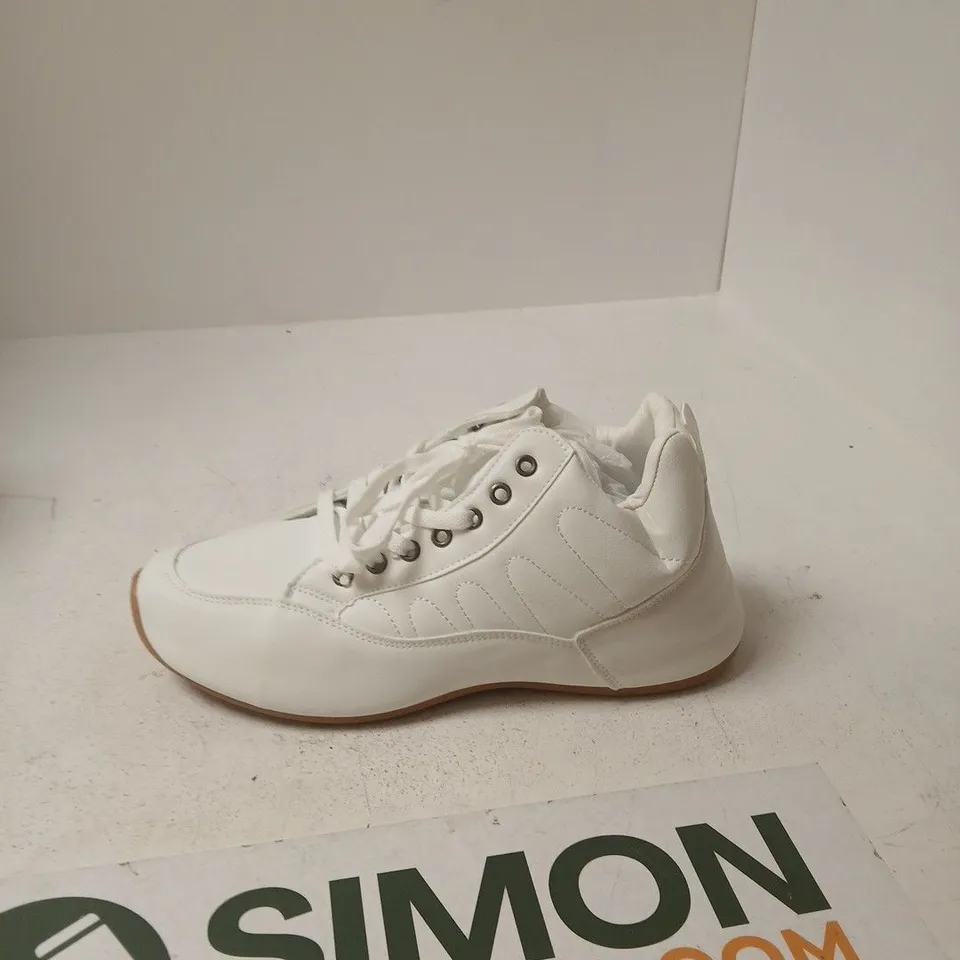 WHITE LEATHER TRAINER WITH GUM SOLE – LACE-UP