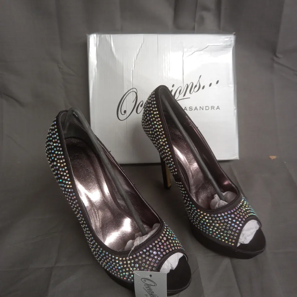 BOXED PAIR OF OCCASIONS BY CASANDRA BLACK JEWELLED OPEN TOE HEELS SIZE 6