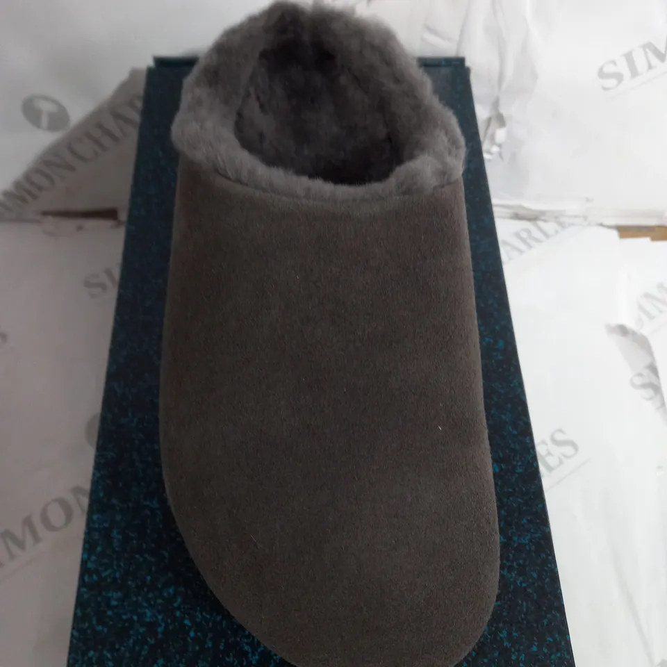 BOXED PAIR OF EMU AUSTRALIA MONCH IN GREY SIZE 7