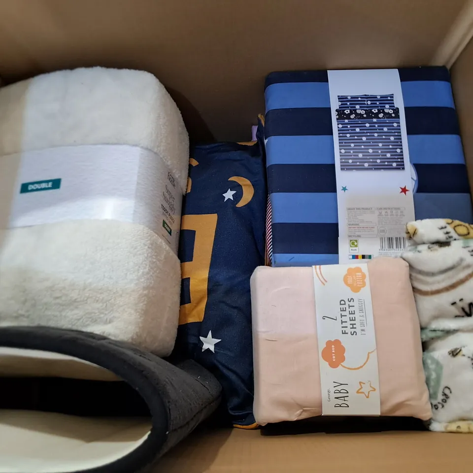 LOT OF APPROXIMATELY 16 ASSORTED BEDDING AND SOFT FURNISHING ITEMS TO INCLUDE DUVETS, SHEETS AND FILLED CUSHION
