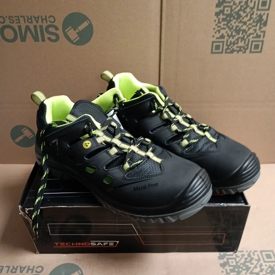 BOXED PAIR OF TECHNOSAFE SAFETY SANDALS - 11