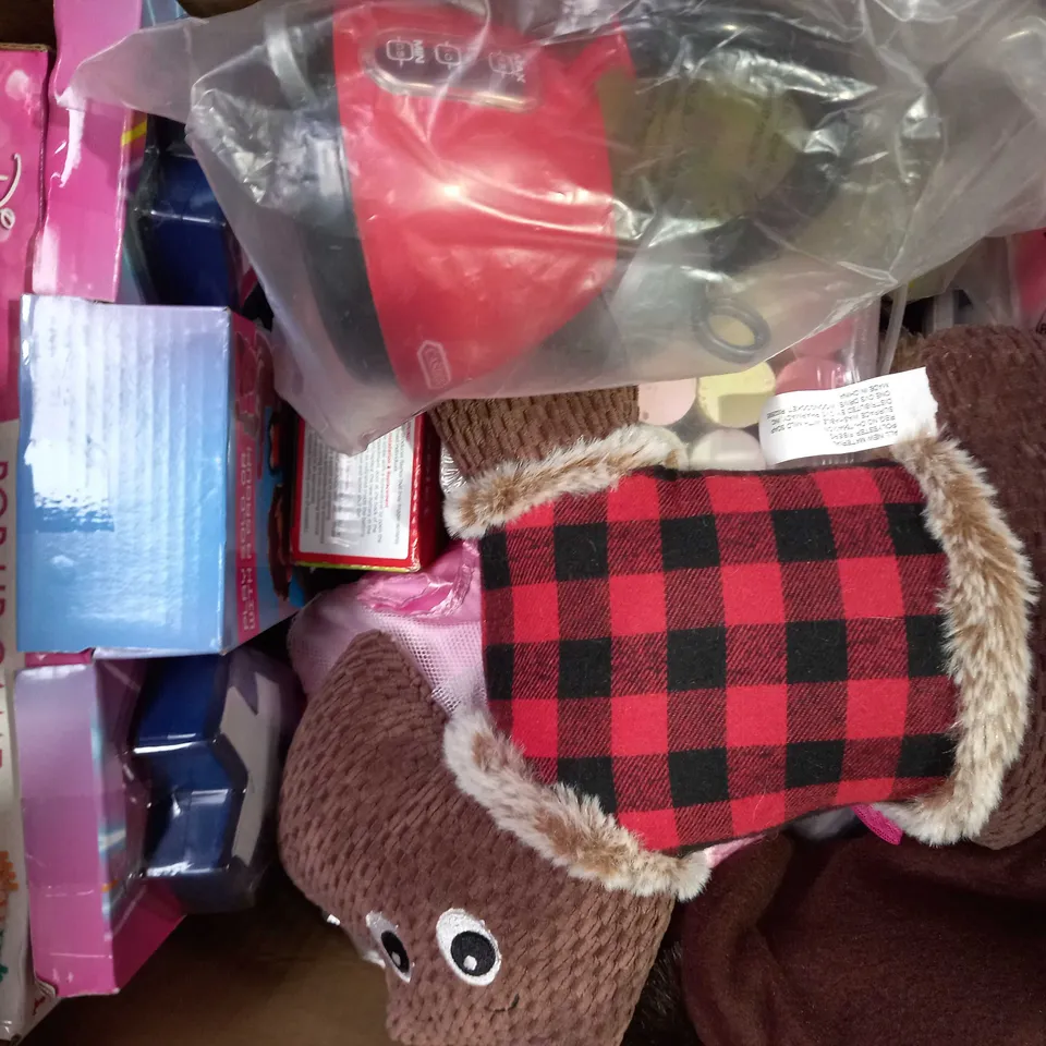 BOX OF APPROXIMATELY 10 ASSORTED TOYS AND GAMES TO INCLUDE ELF MATES CHEF, STAR WARS DOBBLE, BANDIDO GAME, ETC