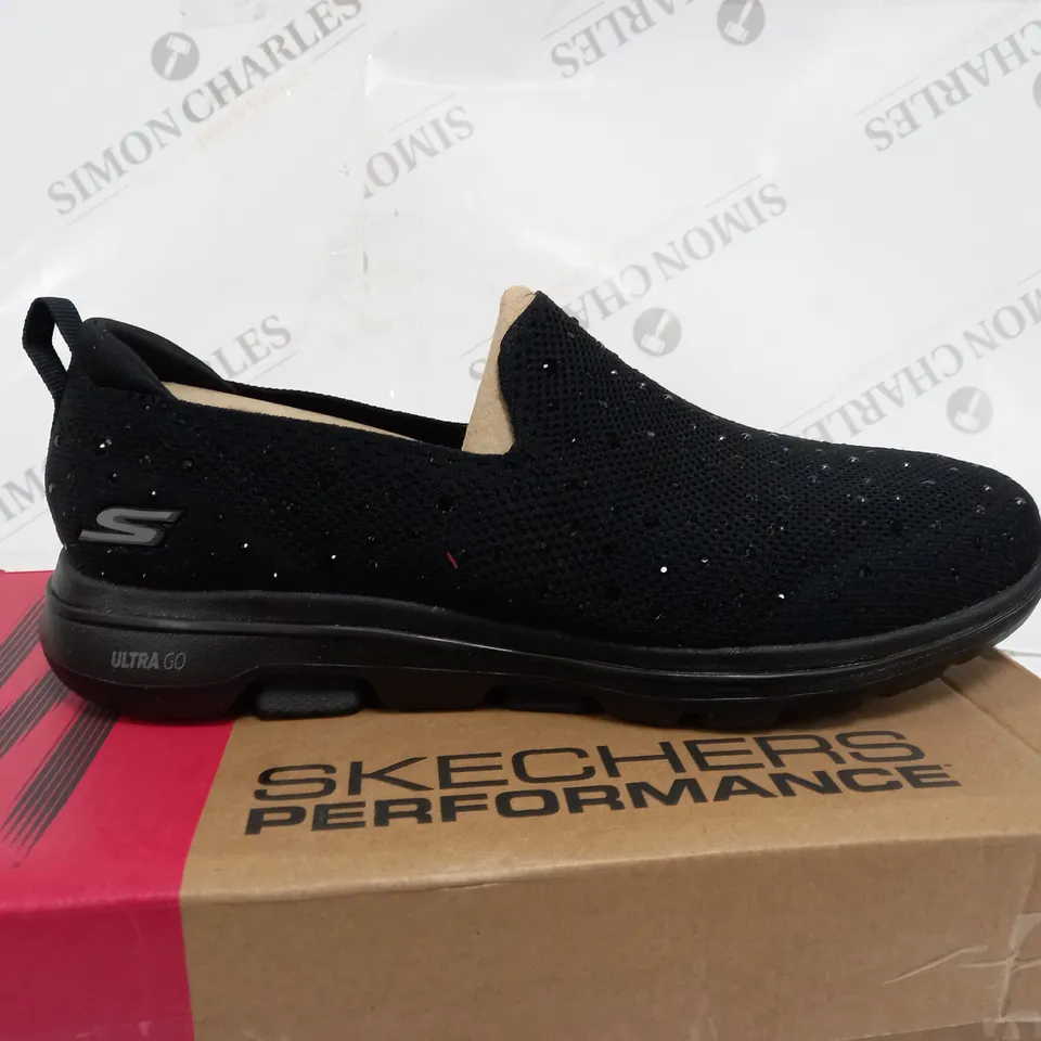 SKECHERS GO WALK LIMELIGHT PREMIUM FLAT KNIT SLIP ON TRAINER - SIZE 6.5 - BLACK