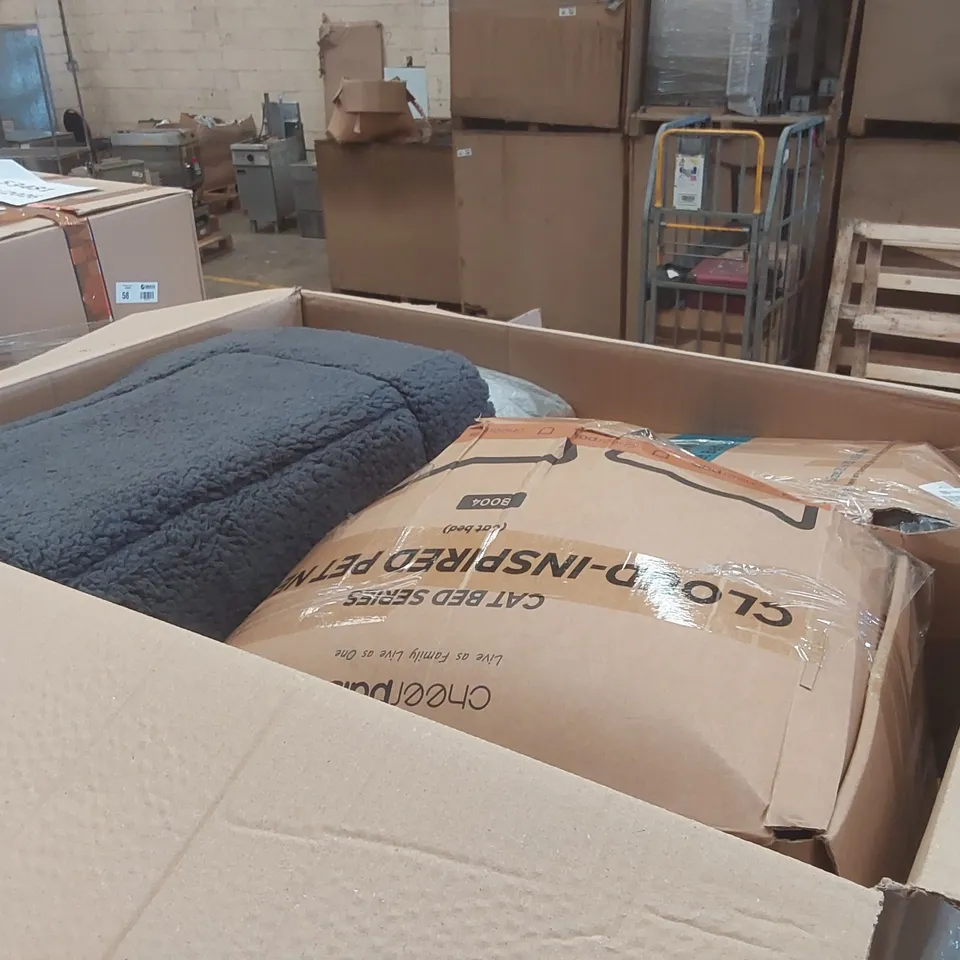 PALLET CONTAINING A VERY LARGE QUANTITY OF ASSORTED PET PRODUCTS