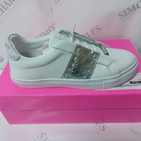 BOXED PAIR OF DANNII MINOGUE GALAXY TRAINERS SILVER SIZE 2
