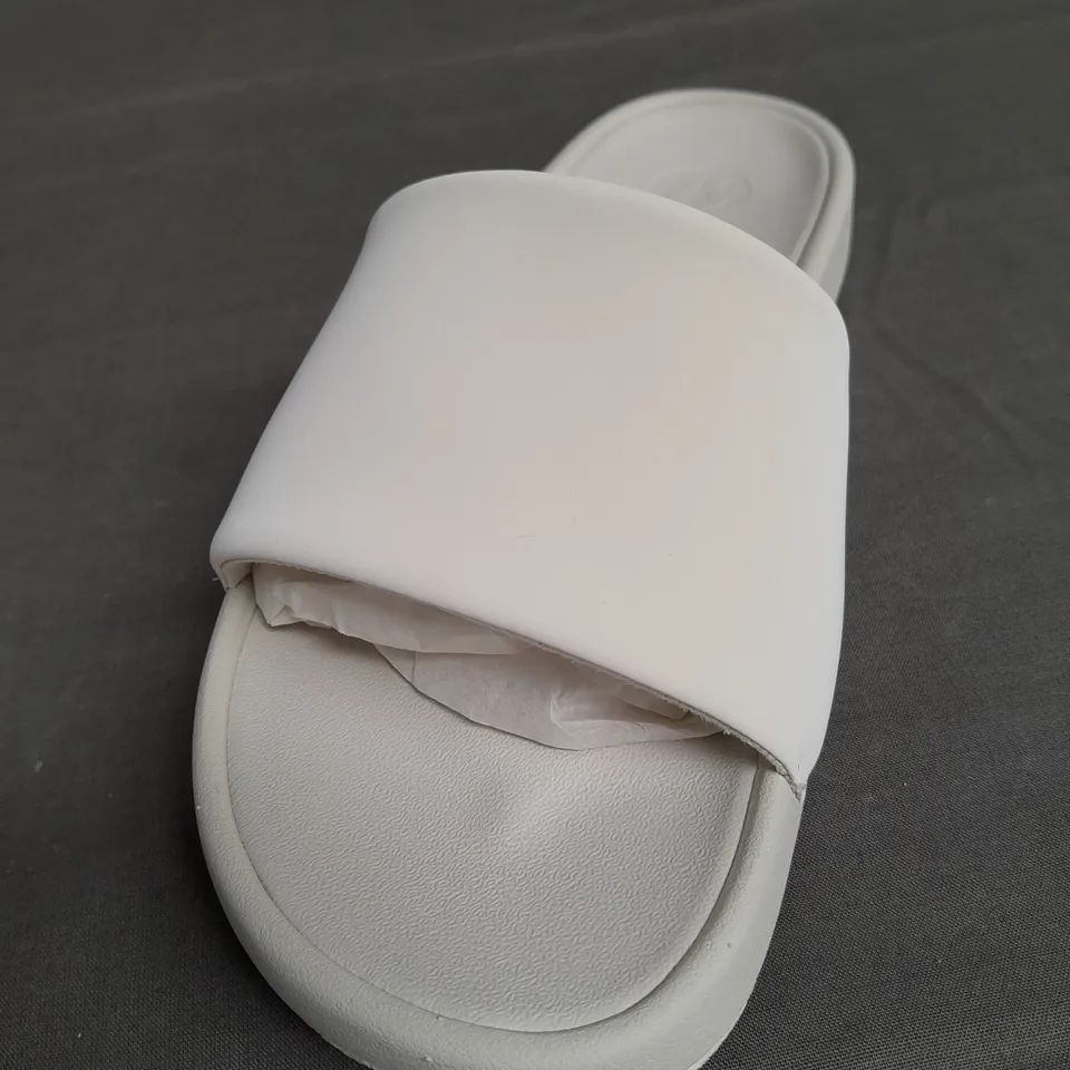 BOXED PAIR OF LULULEMON RESTFEEL SLIDERS SIZE UK 5.5