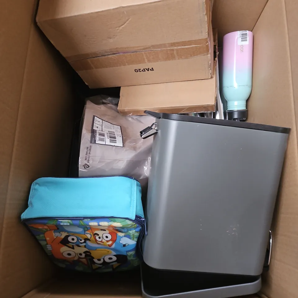 BOX OF APPROX 15 ASSORTED HOUSEHOLD ITEMS TO INCLUDE - BLUE PASS THE PARCEL TOY, SQUISHMALLOW LUNCHBOX, GINO D'ACAMPO FRYING PAN - ETC