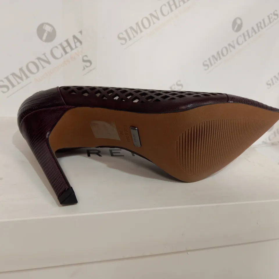 BOXED PAIR OF REISS CLOVER LIZARD SLIP-ON HEELS IN POMEGRANATE SIZE 3