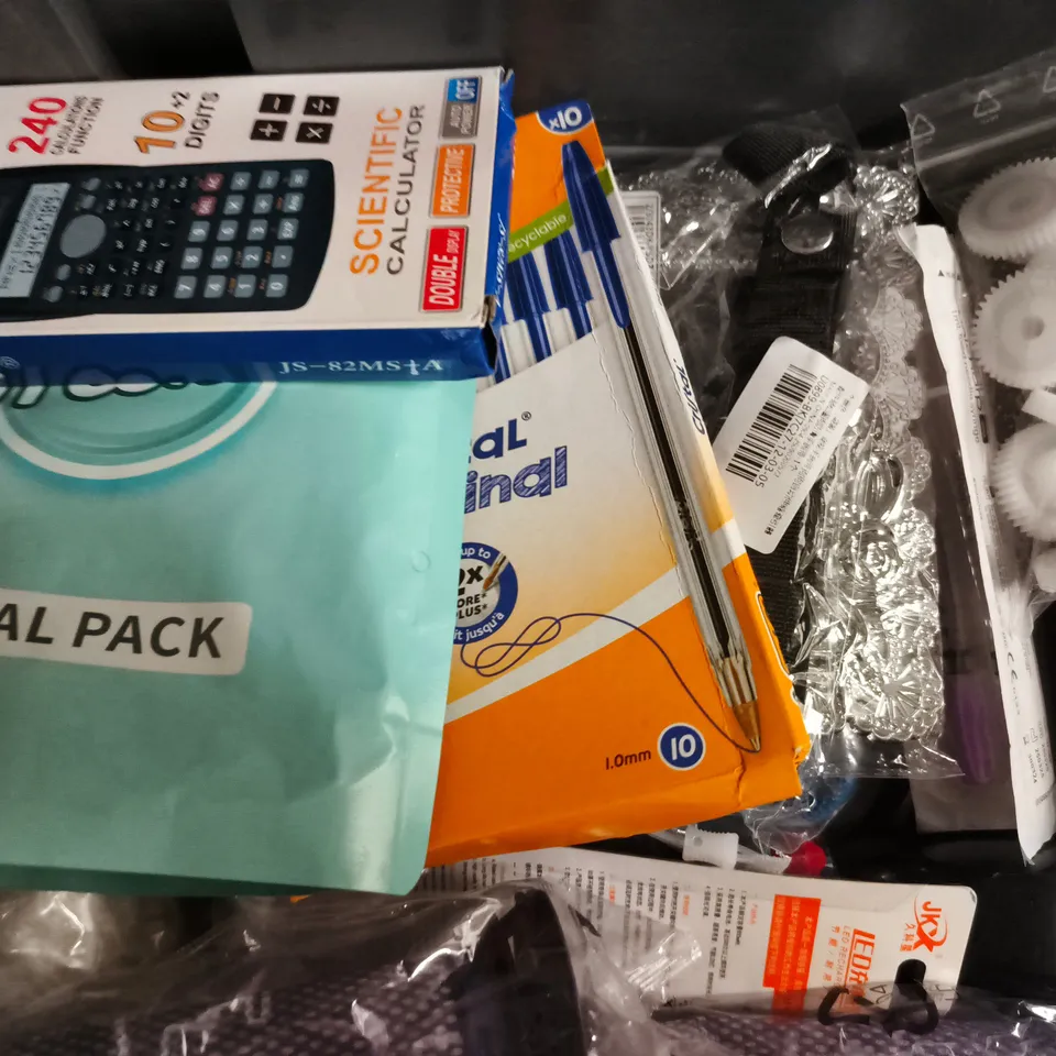 APPROXIMATELY 10 ASSORTED HOUSEHOLD ITEMS TO INCLUDE HAMMER MULTI-TOOL, JOINUS CALCULATOR, ETC