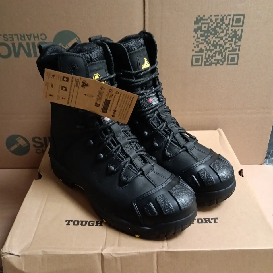 BOXED PAIR OF AMBLERS FS999 SAFETY BOOTS - 10