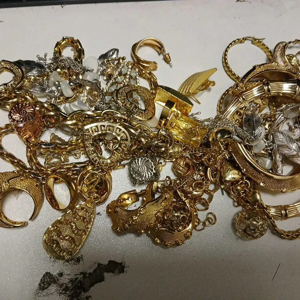 LOT OF ASSORTED JEWELLERY AND WATCH ITEMS TO INCLUDE EARRINGS, BRACELETS AND NECKLACES