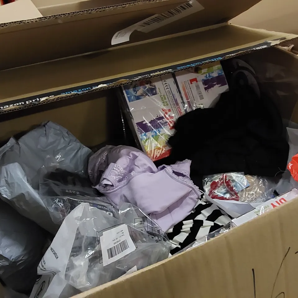 PALLET OF ASSORTED HOUSEHOLD ITEMS AND CONSUMER PRODUCTS. INCLUDES CLOTHES, LUNCH BOX, HANDHELD SHOWER HEADS, DIY PAINTING KITS ETC 