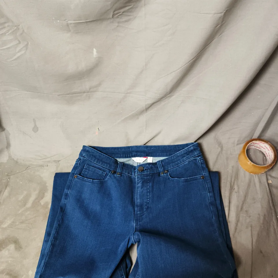 BOX OF APPROXIMATELY 5 BEN DE LISI STRAIGHT LEG JEANS