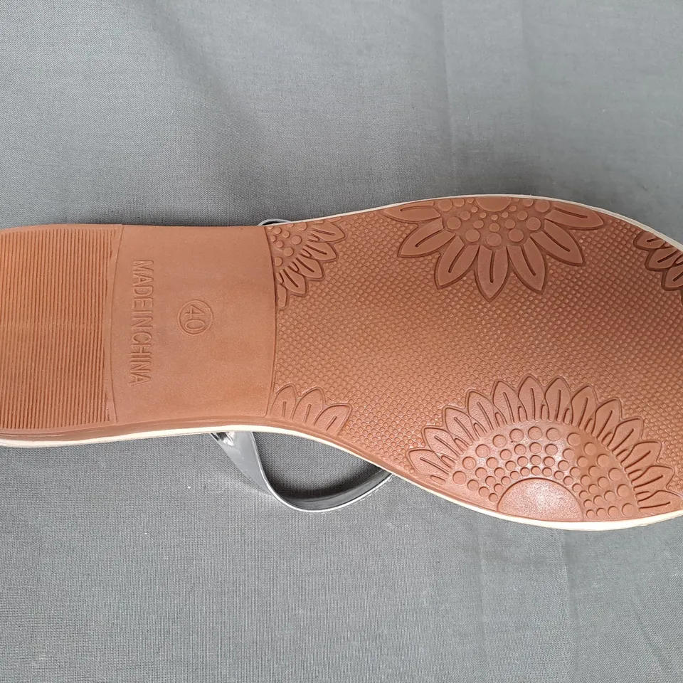 BOXED PAIR OF DESIGNER SANDALS IN METALLIC SILVER EU SIZE 40