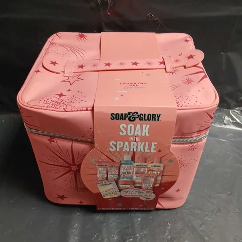 SOAP & GLORY SOAK IN THE SPARKLE GIFT SET IN PINK COSMETIC BAG