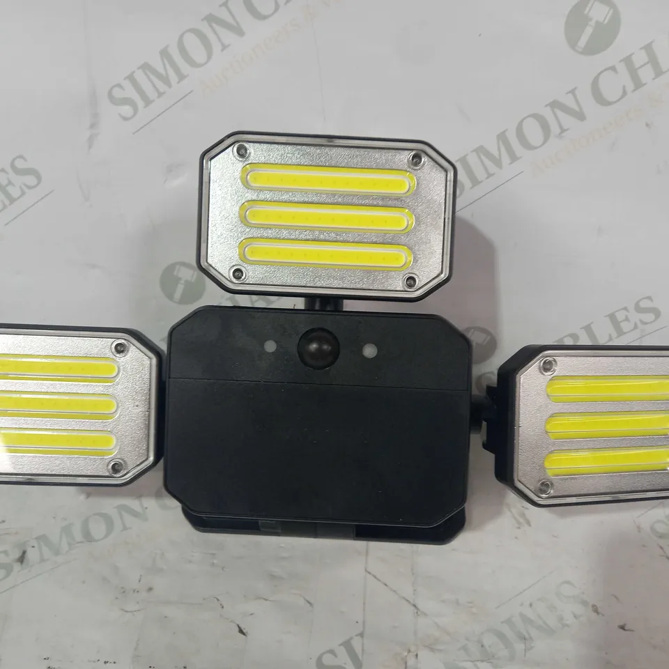 BOXED BELL & HOWELL 300 LUMENS BIONIC FLOODLIGHT