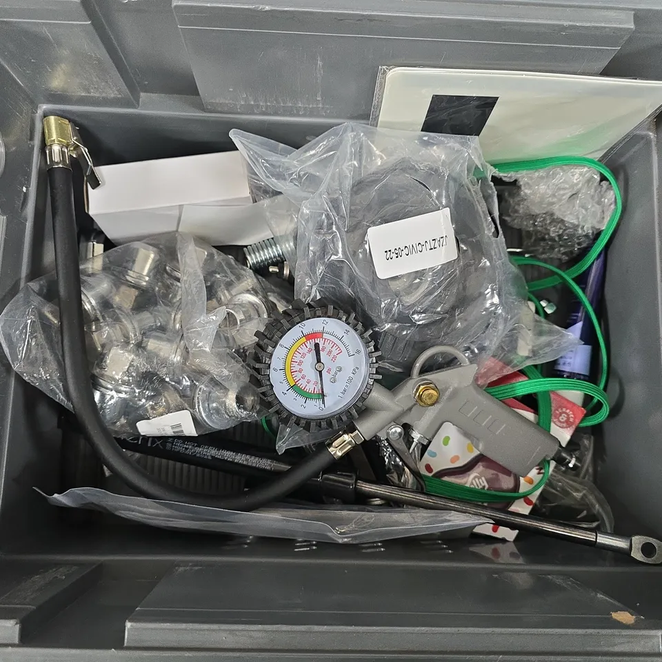BOX OF ASSORTED CAR ITEMS TO INCLUDE TOOLS - L PLATES -PRESSER GAUGE 