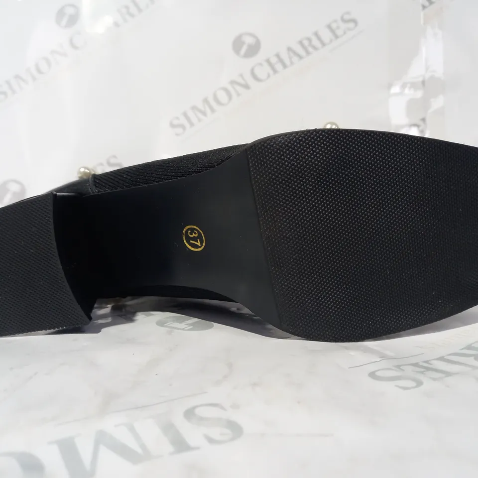 BOXED PAIR OF UNBRANDED BLACK HEEL SHOES IN BLACK W. PEARL EFFECT EU SIZE 37