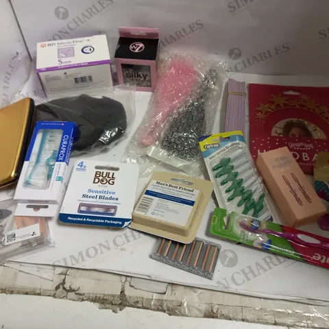 TOTE OF APPROXIMATELY 20 ASSORTED ITEMS TO INCLUDE A BULL DOG SENSITIVE STEEL BLADE SET, BD MICRO-FINE PEN NEEDLES AND A TOOTHBRUSH