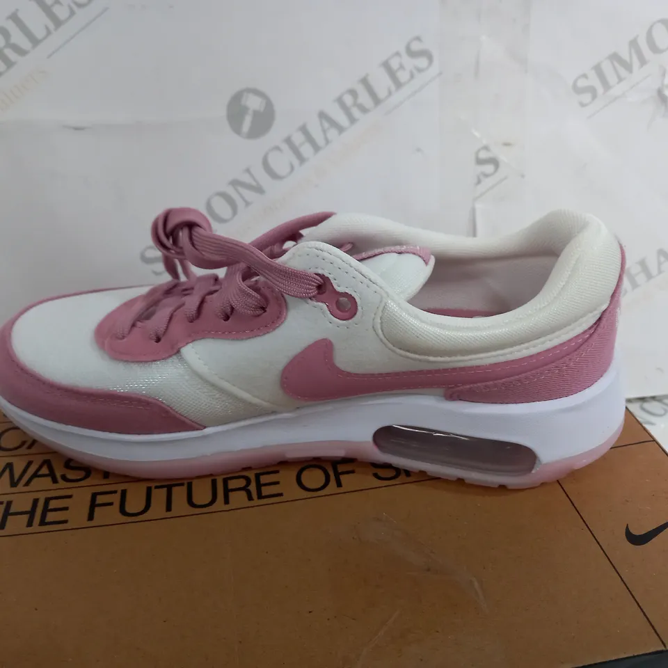 BOXED PAIR OF NIKE AIR MAX MOTIF WHITE/PINK TRAINERS SIZE 4